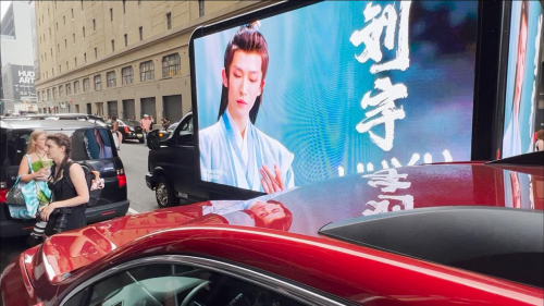 刘宇一身皮革与牛仔的经典搭配 喜爱潮牌有哪些（国风少年刘宇漫步纽约时装周，华流之美绽放大洋彼岸）