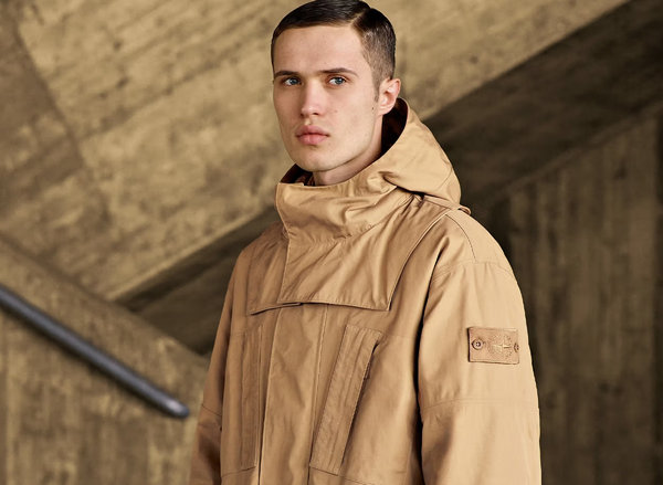 拥有深米、海军蓝等同色系配色 哪种潮牌品牌（Stone Island石头岛 2023 最新秋冬「Ghost Pieces」系列开售）