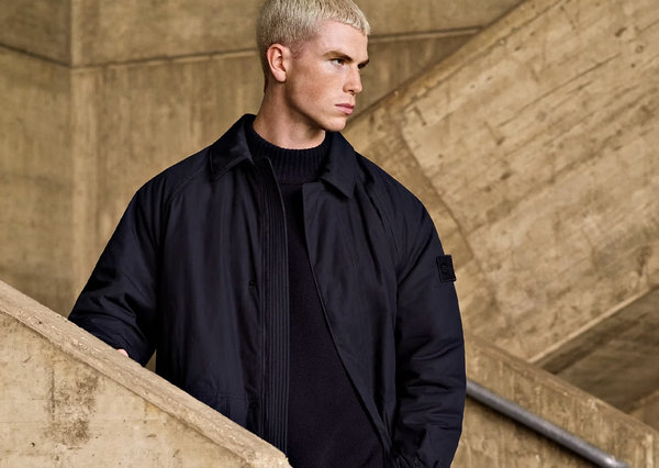 拥有深米、海军蓝等同色系配色 哪种潮牌品牌（Stone Island石头岛 2023 最新秋冬「Ghost Pieces」系列开售）