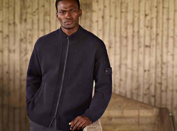 拥有深米、海军蓝等同色系配色 哪种潮牌品牌（Stone Island石头岛 2023 最新秋冬「Ghost Pieces」系列开售）